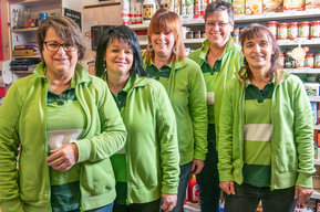 Verkäuferinnen vor der Obst- & Gemüseabteilung